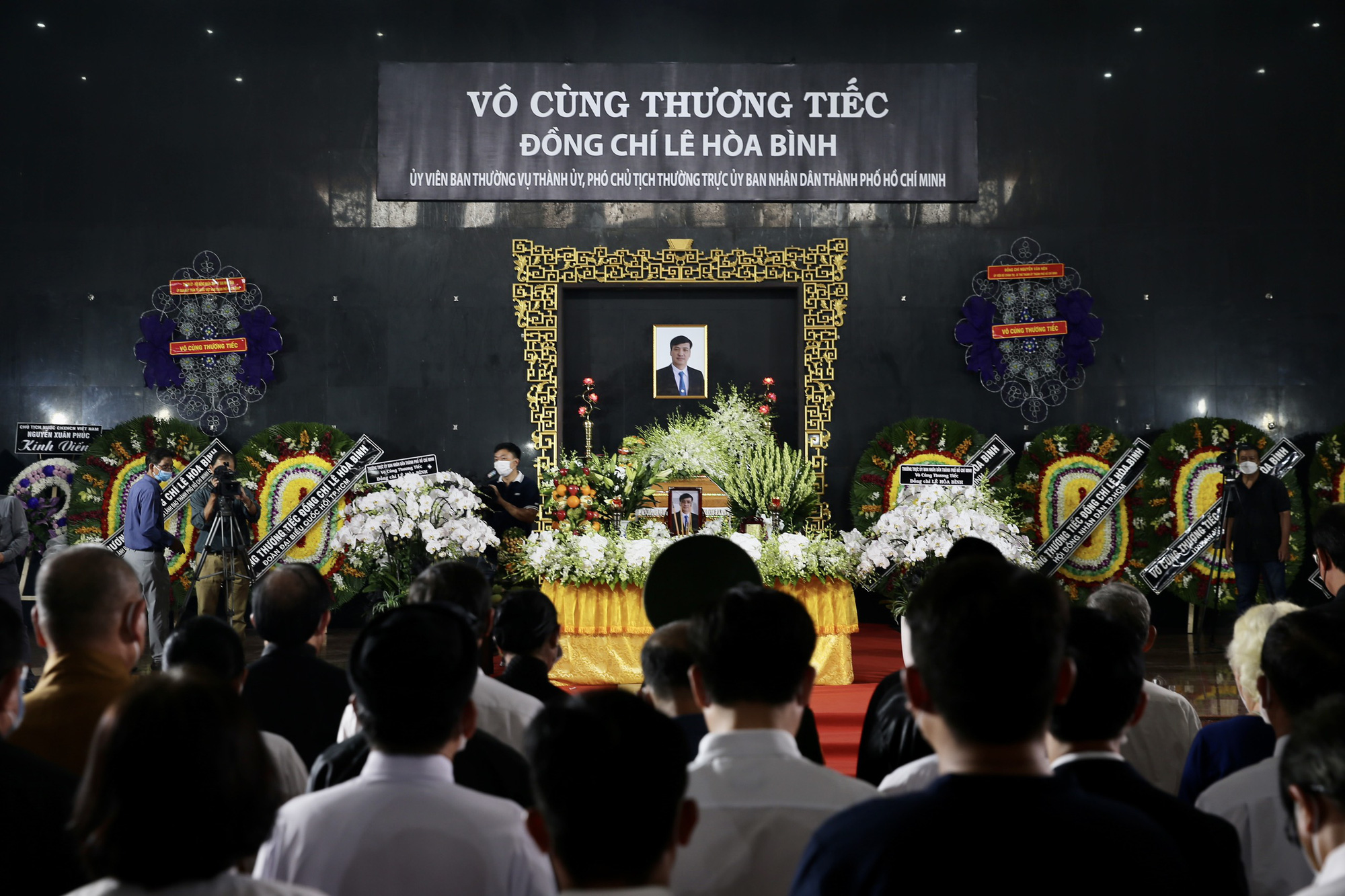 Posthumously conferring the Third Class Labor Medal to Mr. Le Hoa Binh - Photo 2.