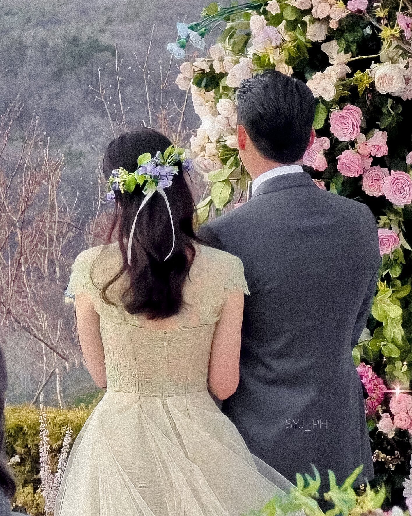 Váy cưới của Song Hye Kyo không được thiết kế riêng mà được nâng cấp từ  mẫu váy đã có sẵn