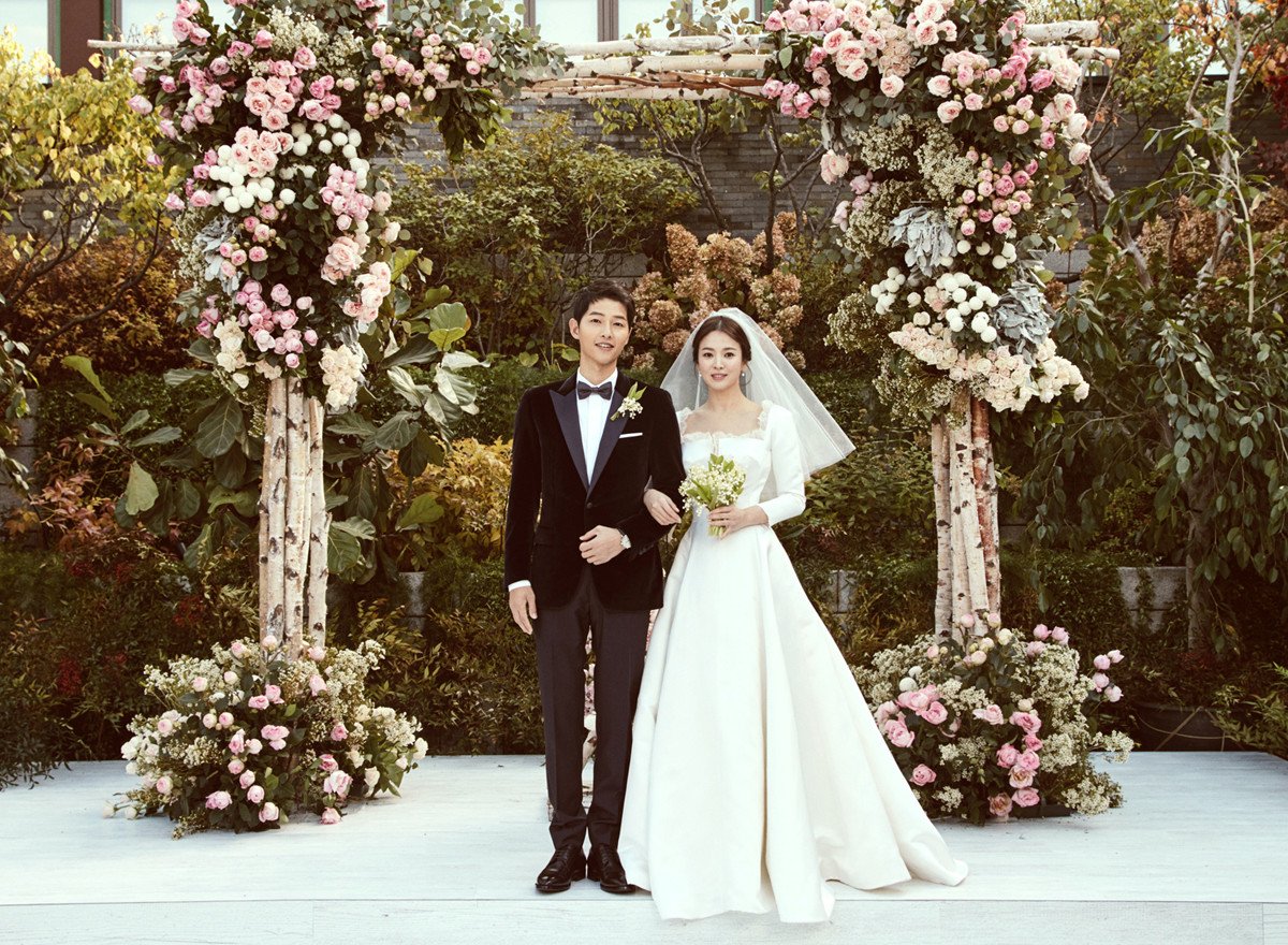 So kè váy cưới tứ đại mỹ nhân Hàn: Song Hye Kyo thất thế dù chơi lớn, Son Ye Jin đẹp không điểm trừ - Ảnh 4.