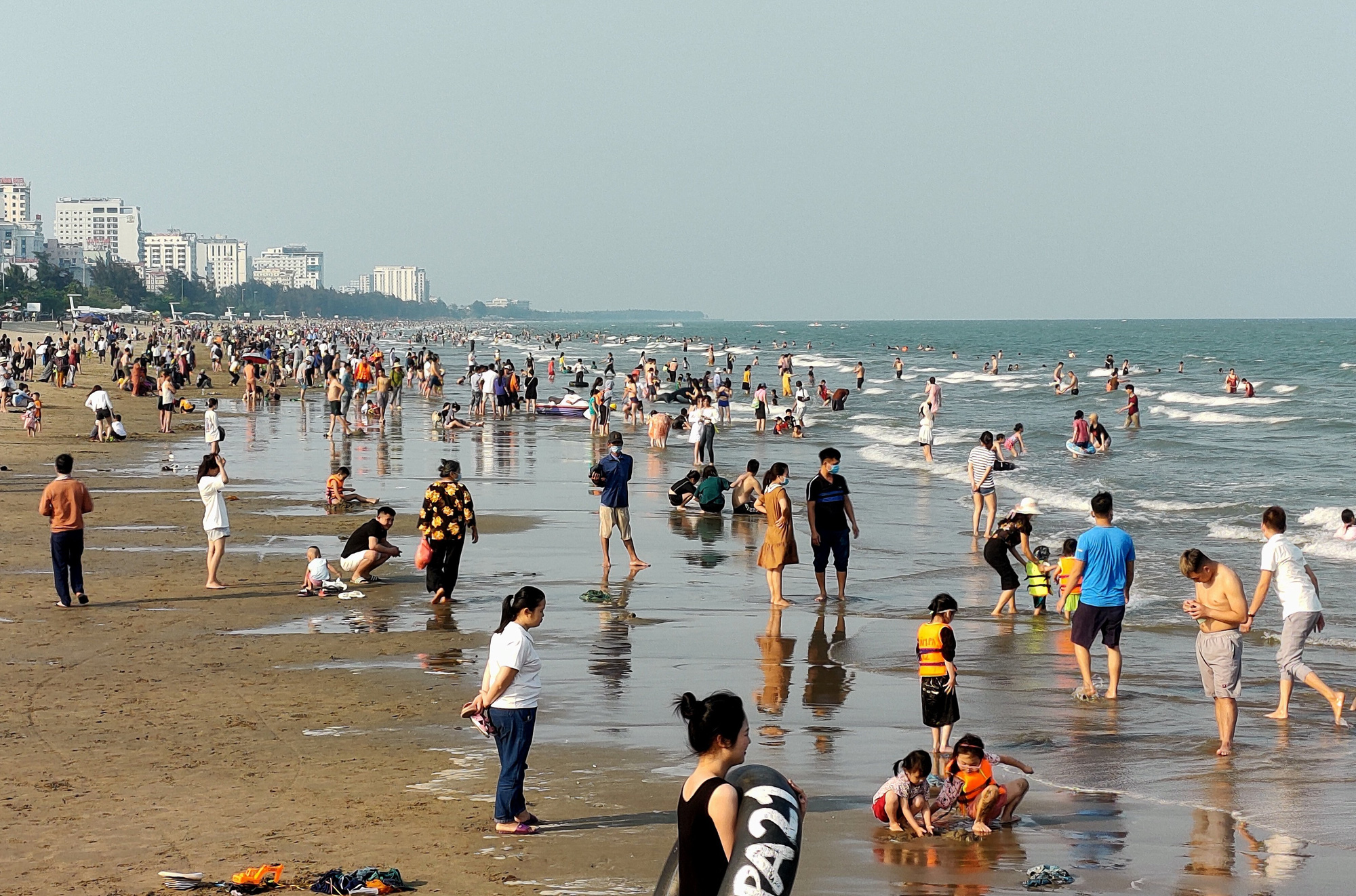 Hàng ngàn người đổ về biển Sầm Sơn nghỉ lễ dịp Giỗ Tổ - Ảnh 2.