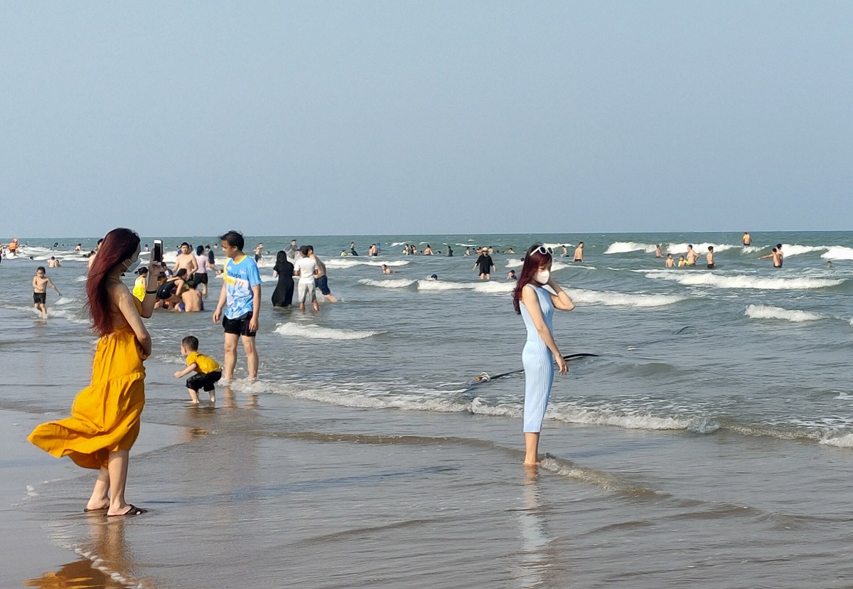 Hàng ngàn người đổ về biển Sầm Sơn nghỉ lễ dịp Giỗ Tổ - Ảnh 5.