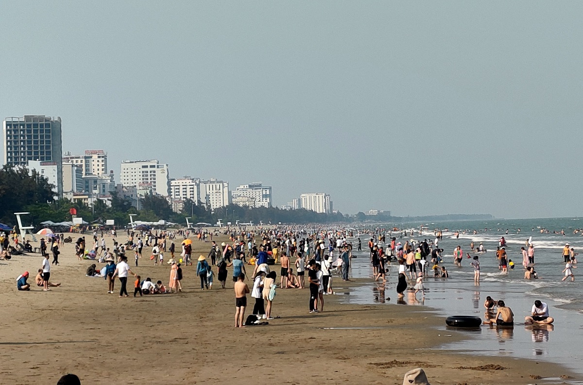 Hàng ngàn người đổ về biển Sầm Sơn nghỉ lễ dịp Giỗ Tổ - Ảnh 1.