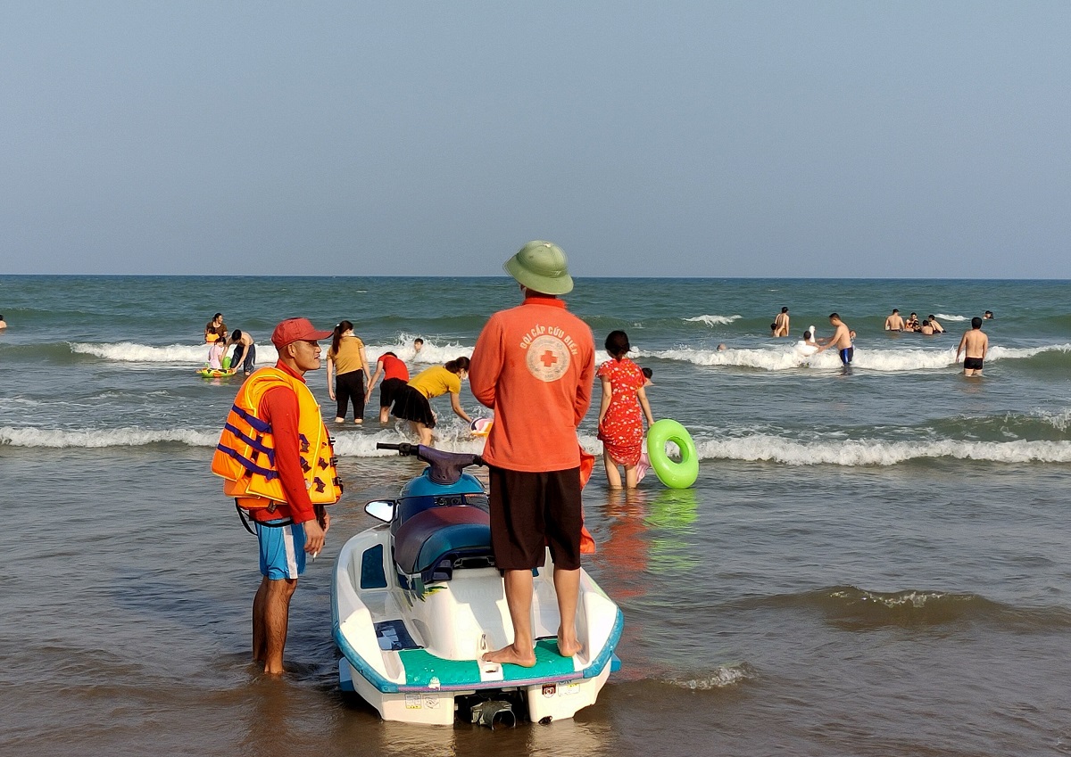 Hàng ngàn người đổ về biển Sầm Sơn nghỉ lễ dịp Giỗ Tổ - Ảnh 10.