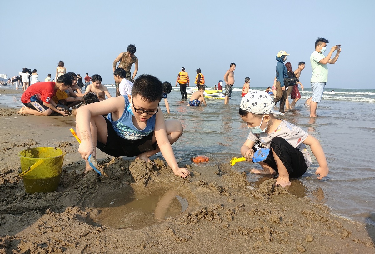 Hàng ngàn người đổ về biển Sầm Sơn nghỉ lễ dịp Giỗ Tổ - Ảnh 8.