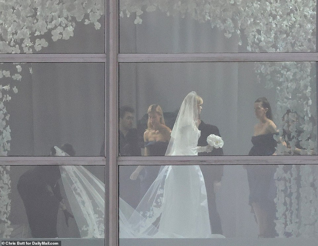 Lộ diện váy cưới đầu tiên của con dâu tỷ phú nhà Beckham: Một tuyệt phẩm tượng trưng cho sự e ấp từ Valentino! - Ảnh 1.