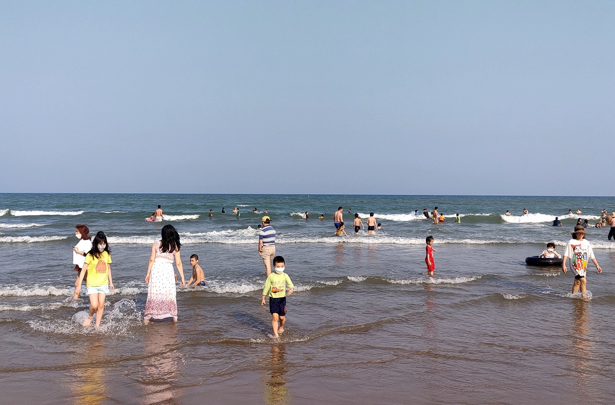 Hàng ngàn người đổ về biển Sầm Sơn nghỉ lễ dịp Giỗ Tổ - Ảnh 4.