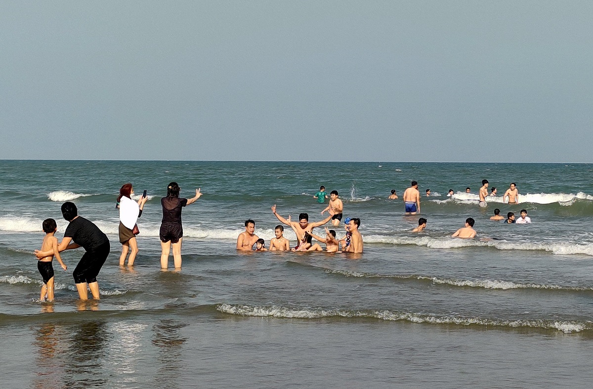 Hàng ngàn người đổ về biển Sầm Sơn nghỉ lễ dịp Giỗ Tổ - Ảnh 3.