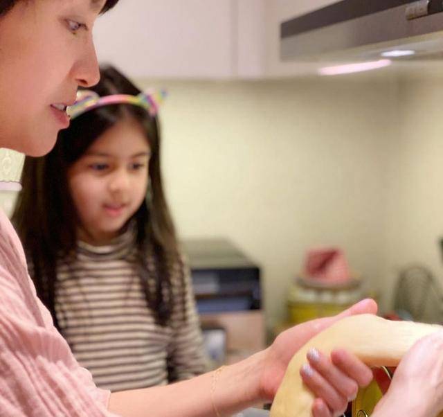 Cô con gái lai 5 tuổi của nữ diễn viên Hong Kong xinh đến nỗi cư dân mạng phải thốt lên: 