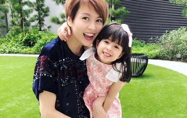 Cô con gái lai 5 tuổi của nữ diễn viên Hong Kong xinh đến nỗi cư dân mạng phải thốt lên: 
