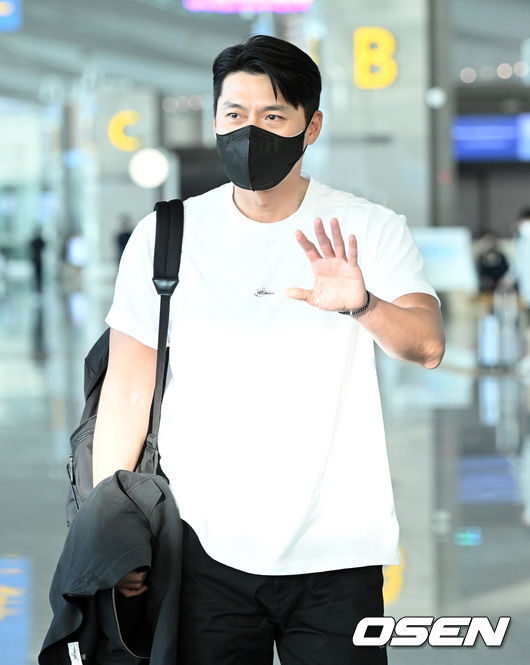 HOT: Hyun Bin - Son Ye Jin xuất hiện bên nhau lần đầu tại sân bay - Ảnh 2.