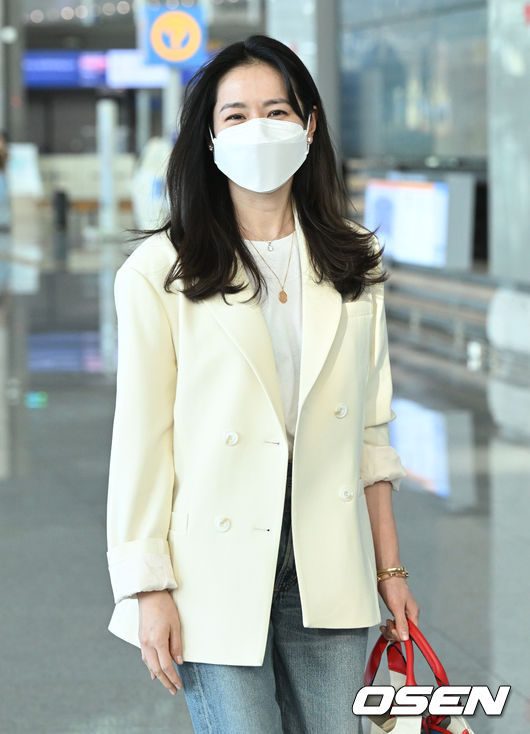 HOT: Hyun Bin - Son Ye Jin xuất hiện bên nhau lần đầu tại sân bay - Ảnh 4.