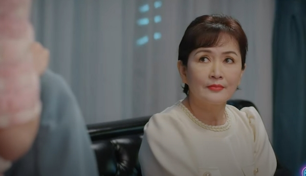Loving the sunny day on episode 5: Mrs. Nhung despises Trang's cheap clothes, and scorns Mrs. Nga, making the female lead angry 