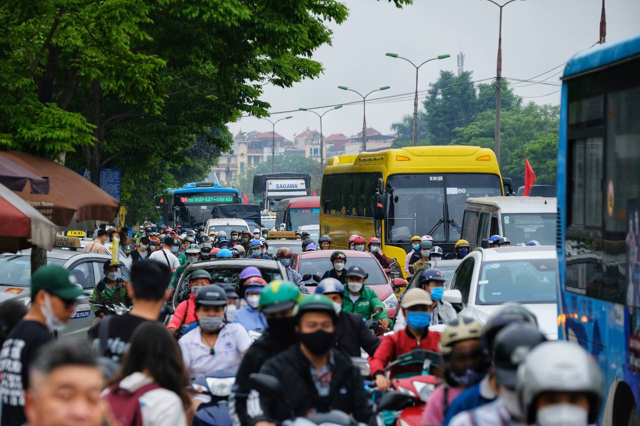 Hanoi: People bring their belongings back to the city after the holiday in the pouring rain, children fall asleep on their parents' shoulders - Photo 7.