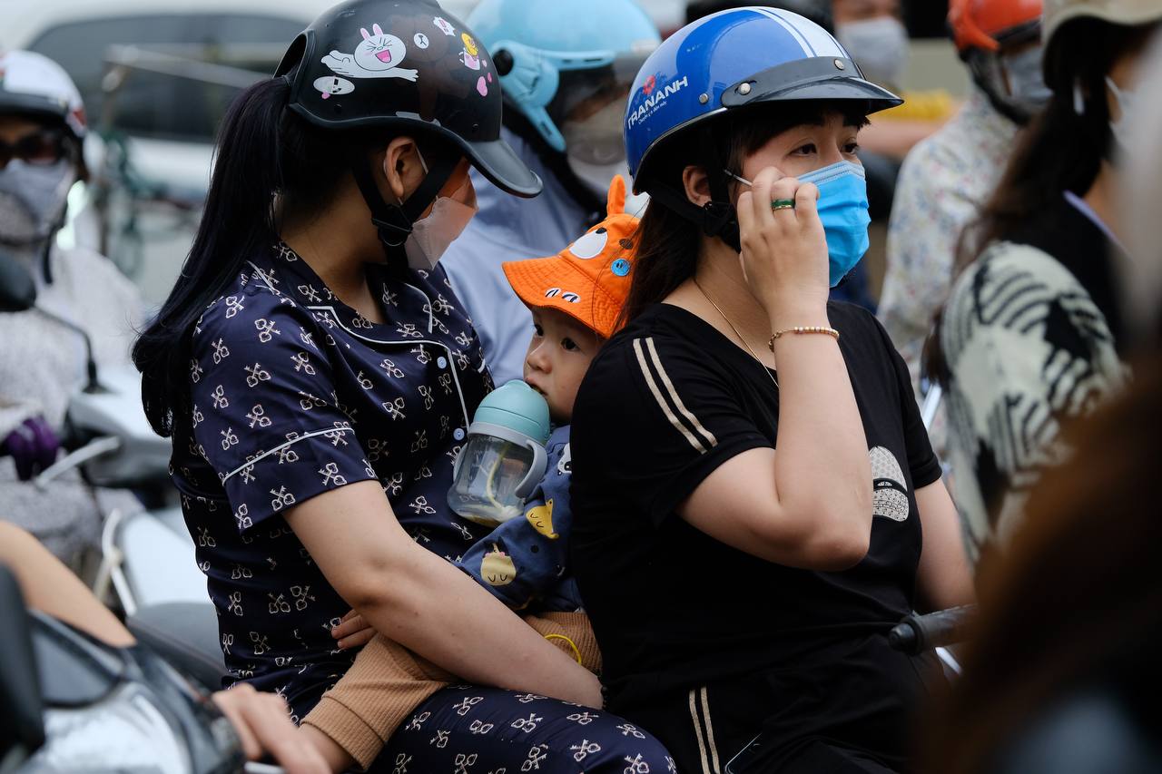 Người dân lỉnh kỉnh đồ đạc quay lại Hà Nội sau kỳ nghỉ lễ trong cơn mưa tầm tã, con trẻ ngủ gục trên vai cha mẹ - Ảnh 10.