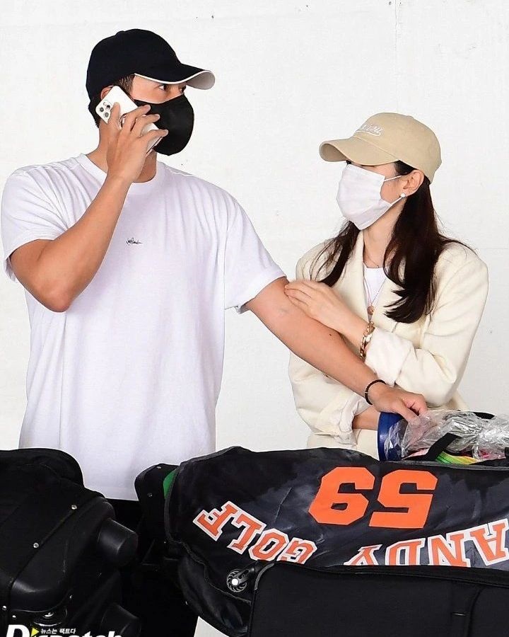 Gặp sự cố ngay khi vừa xuống sân bay, Son Ye Jin liền gọi "anh xã" và có  hành động đáng yêu với Hyun Bin