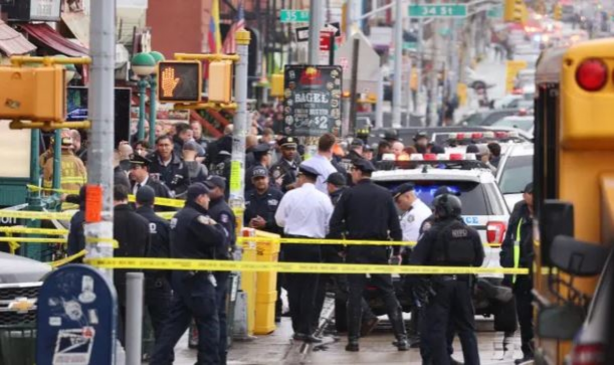 Shooting leaves at least 13 people injured at a subway station in New York (USA) - Photo 1.