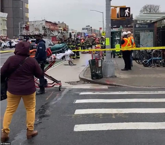 Shooting in the US: Looking for someone wearing a gas mask, wearing an orange protective vest - Photo 2.