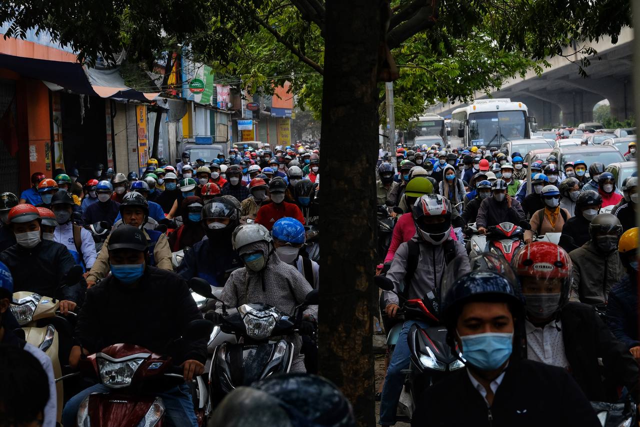 Ngày đầu tiên làm việc sau kì nghỉ lễ, cơn &quot;ác mộng&quot; tắc đường quay trở lại, người dân chật vật nhích từng mét để kịp giờ làm - Ảnh 9.