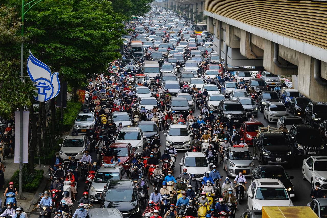 Ngày đầu tiên làm việc sau kì nghỉ lễ, cơn &quot;ác mộng&quot; tắc đường quay trở lại, người dân chật vật nhích từng mét để kịp giờ làm - Ảnh 2.