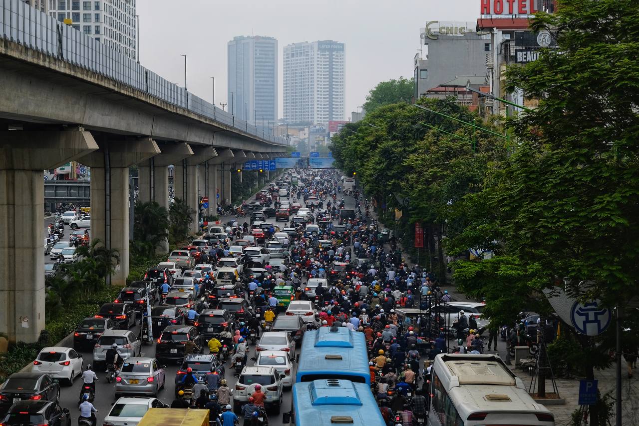 Ngày đầu tiên làm việc sau kì nghỉ lễ, cơn &quot;ác mộng&quot; tắc đường quay trở lại, người dân chật vật nhích từng mét để kịp giờ làm - Ảnh 3.