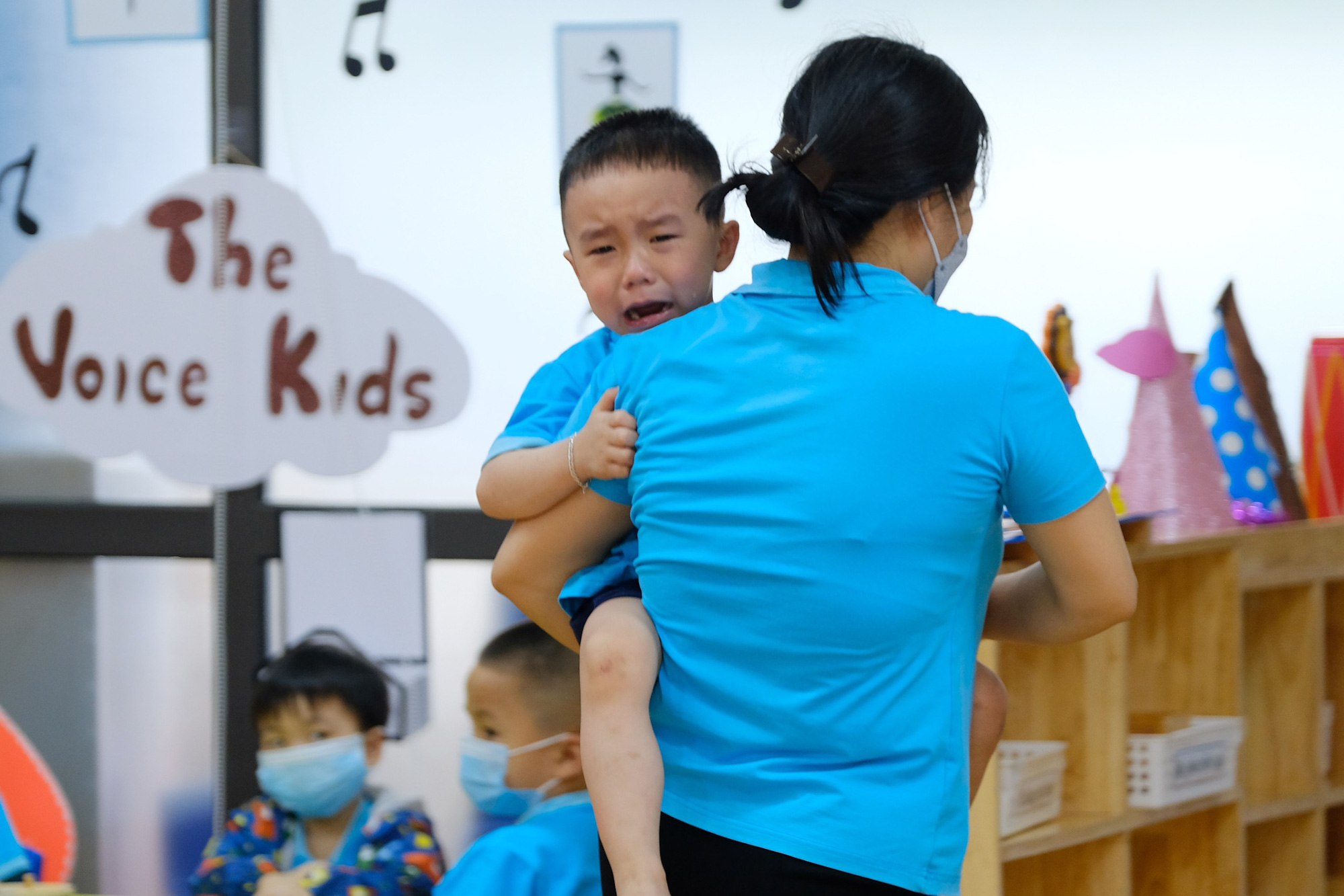 On the morning of April 13, Hanoi preschool children went back to school: Children were crying, some children refused to go to class - Photo 13.