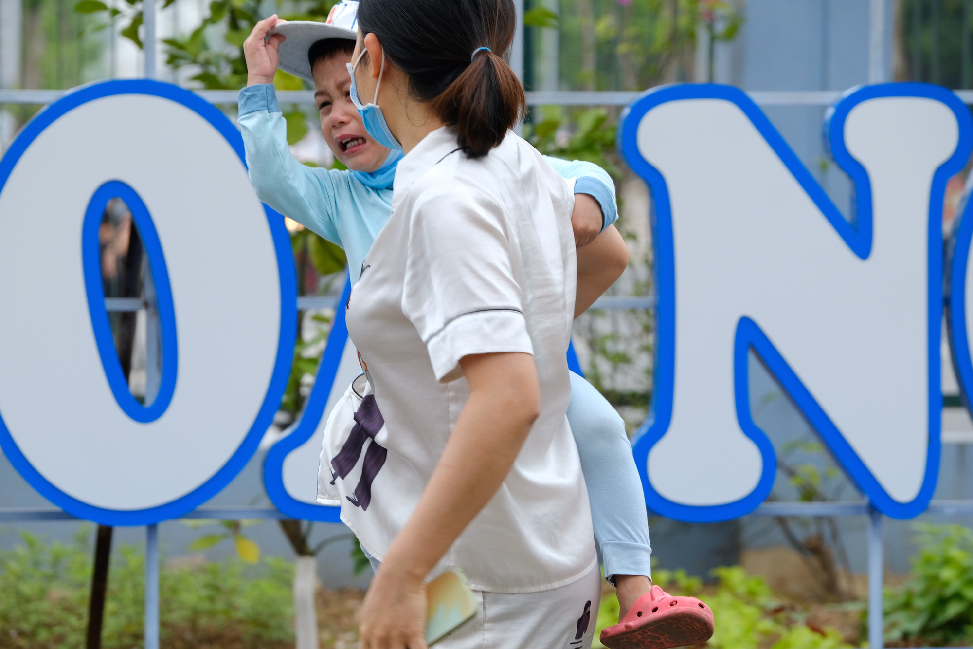 On the morning of April 13, Hanoi preschool children went back to school: Children were crying and crying, some children refused to go to class - Photo 12.