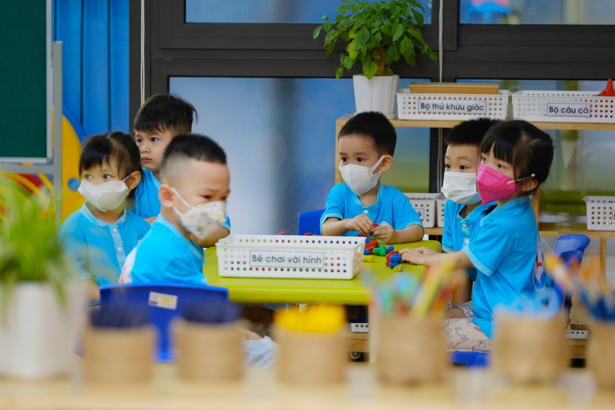 On the morning of April 13, Hanoi preschool children went back to school: Children were crying, some children refused to go to class - Photo 16.