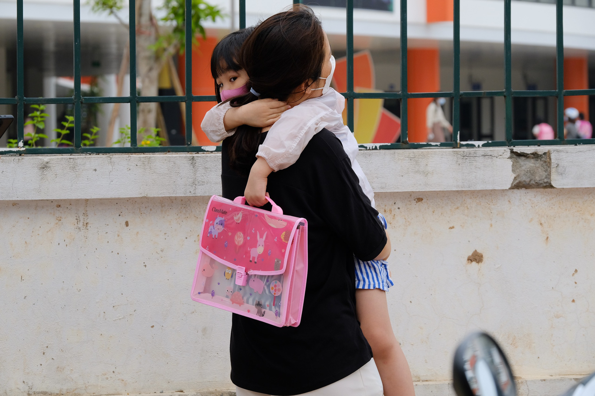 On the morning of April 13, Hanoi preschool children went back to school: Children were crying, some children refused to go to class - Photo 15.
