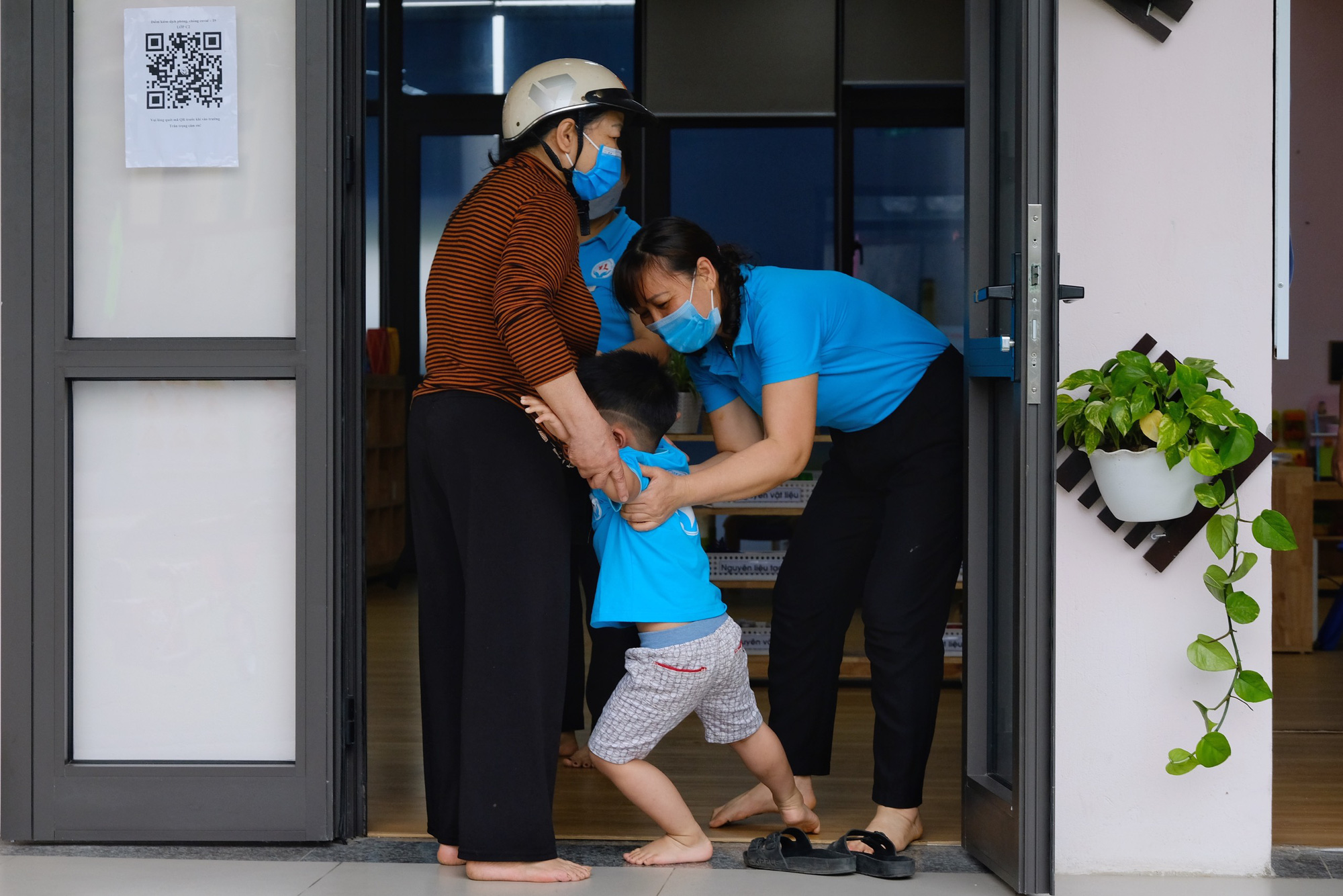 On the morning of April 13, preschool children in Hanoi went back to school: Children Cried and Sobbed, some children refused to go to class - Photo 9.