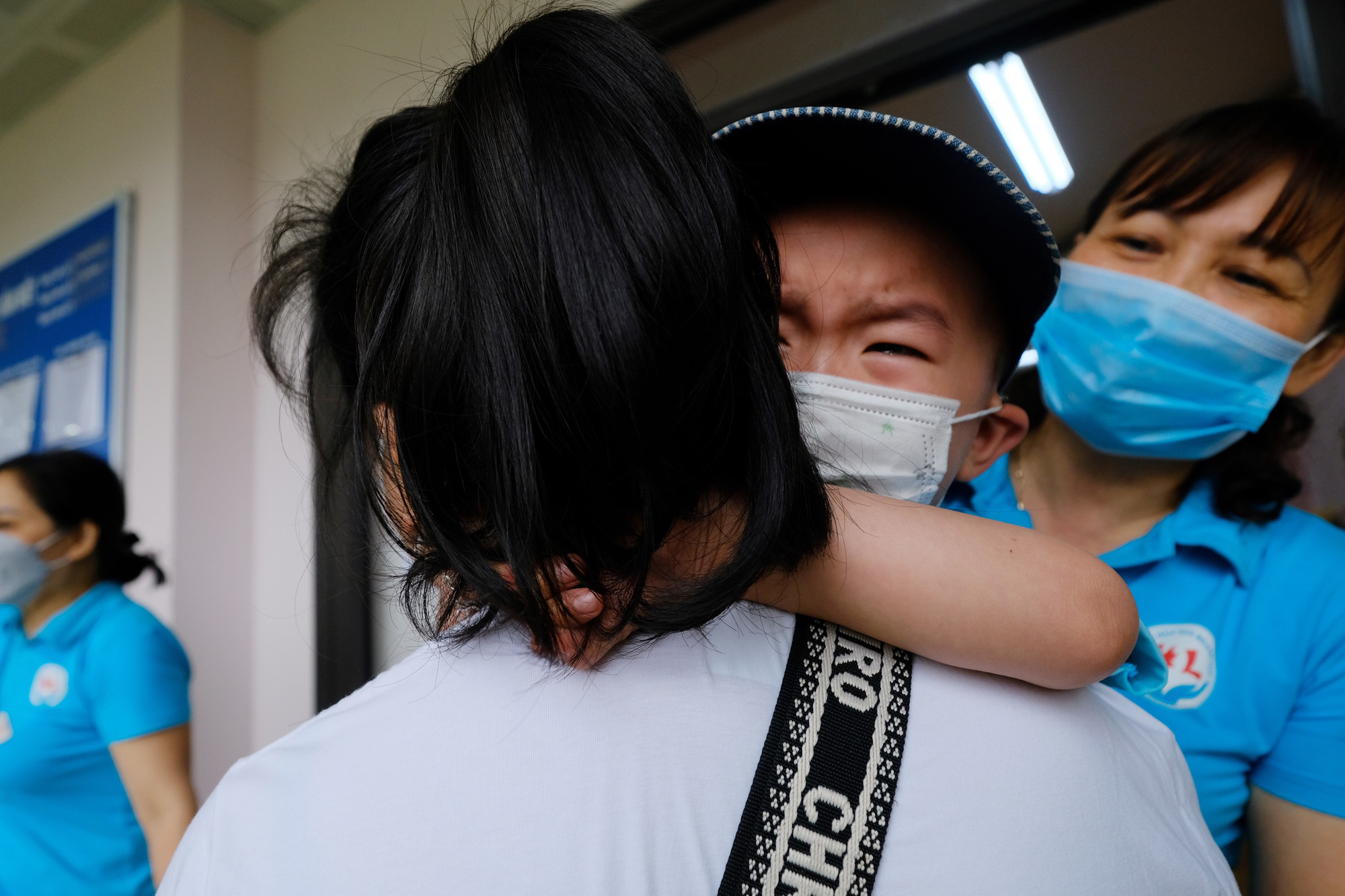 On the morning of April 13, Hanoi preschool children went back to school: Children were crying, some children refused to go to class - Photo 14.