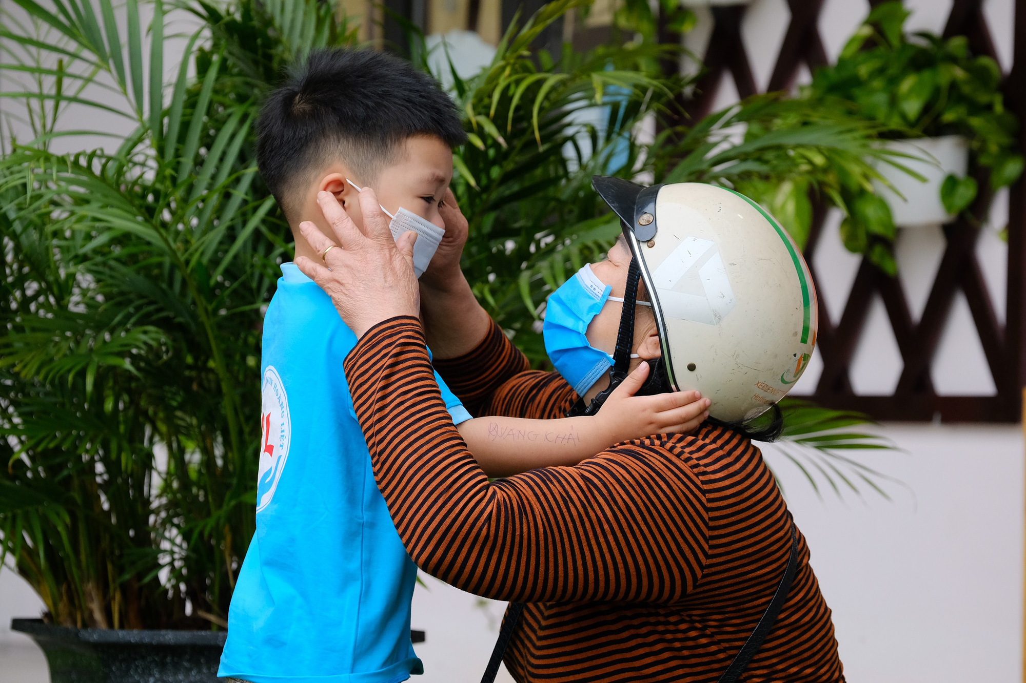 On the morning of April 13, Hanoi preschool children went back to school: Children were crying and crying, some children refused to go to class - Photo 11.