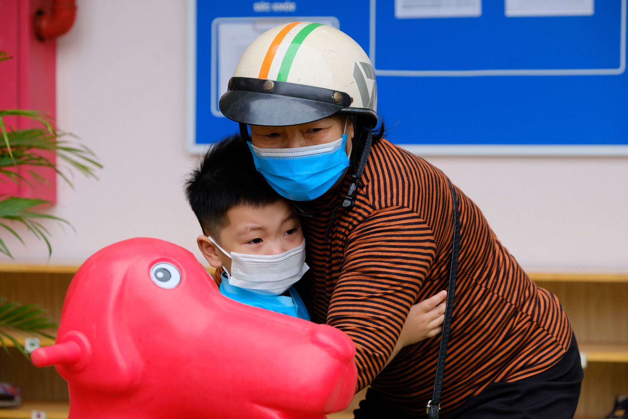 On the morning of April 13, Hanoi preschool children went back to school: Children were crying, some children refused to go to class - Photo 10.