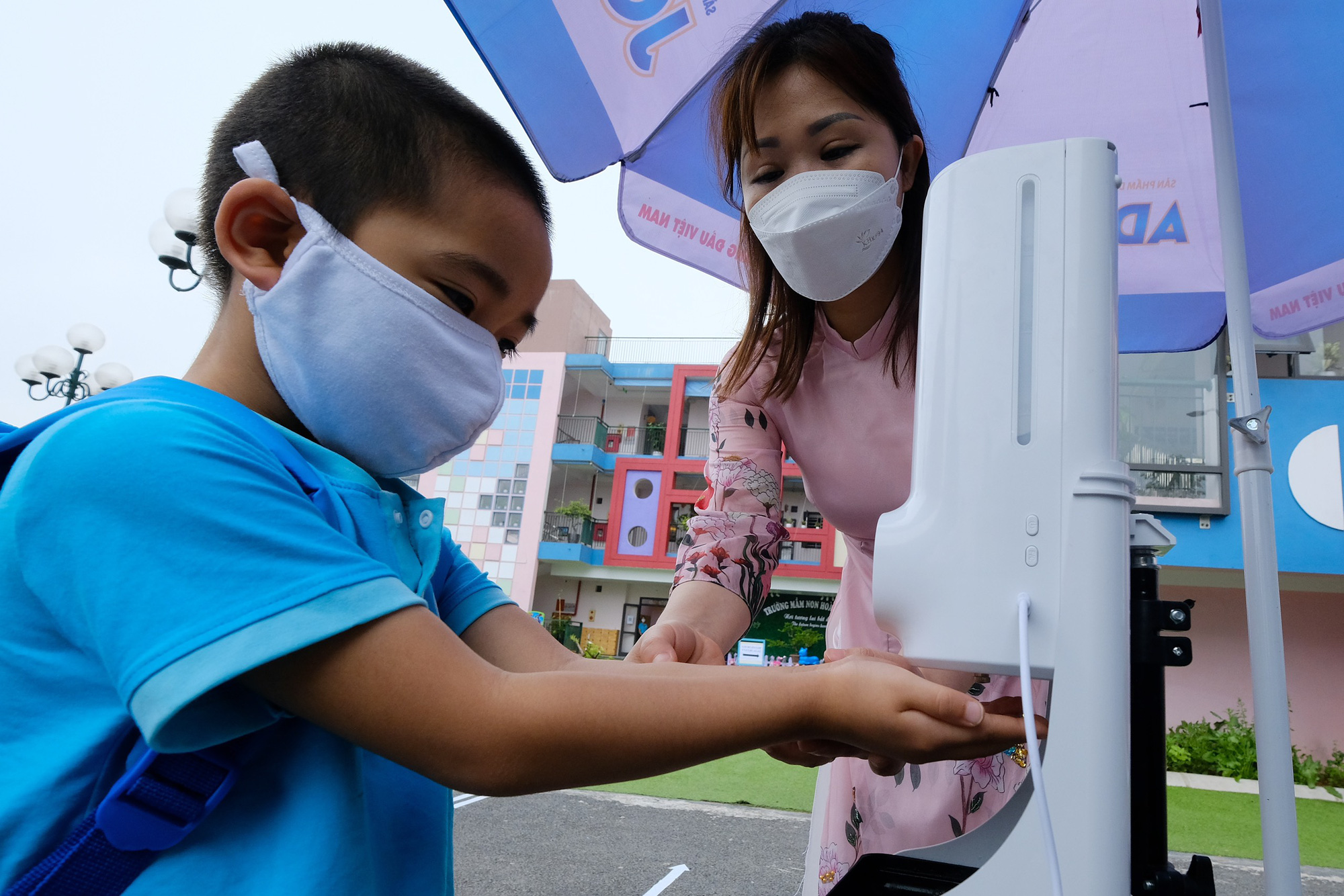 On the morning of April 13, Hanoi preschool children went back to school: Children were crying, some children refused to go to class - Photo 7.