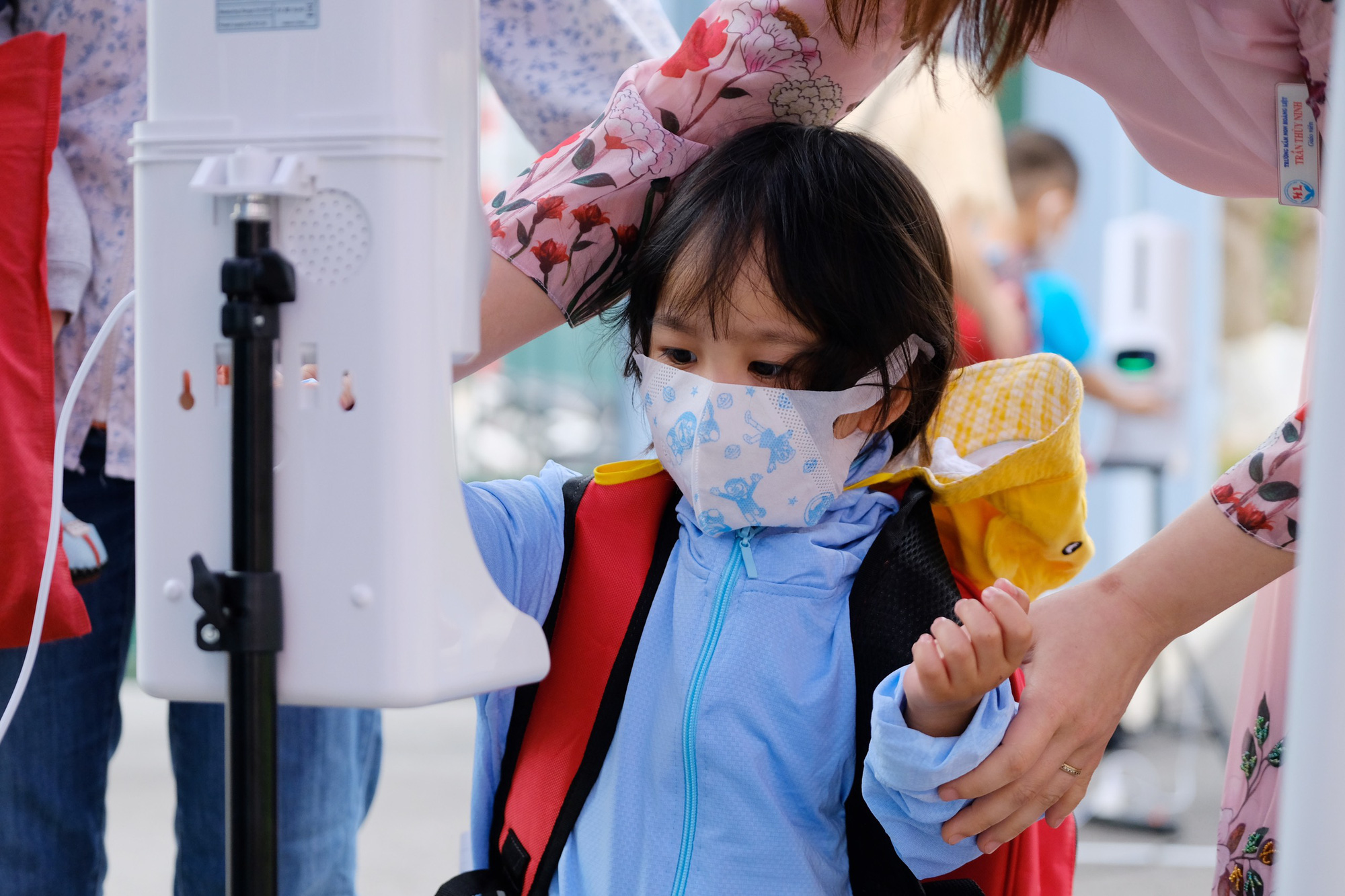 On the morning of April 13, preschool children in Hanoi went back to school: Children were crying and crying, some children refused to go to class - Photo 8.