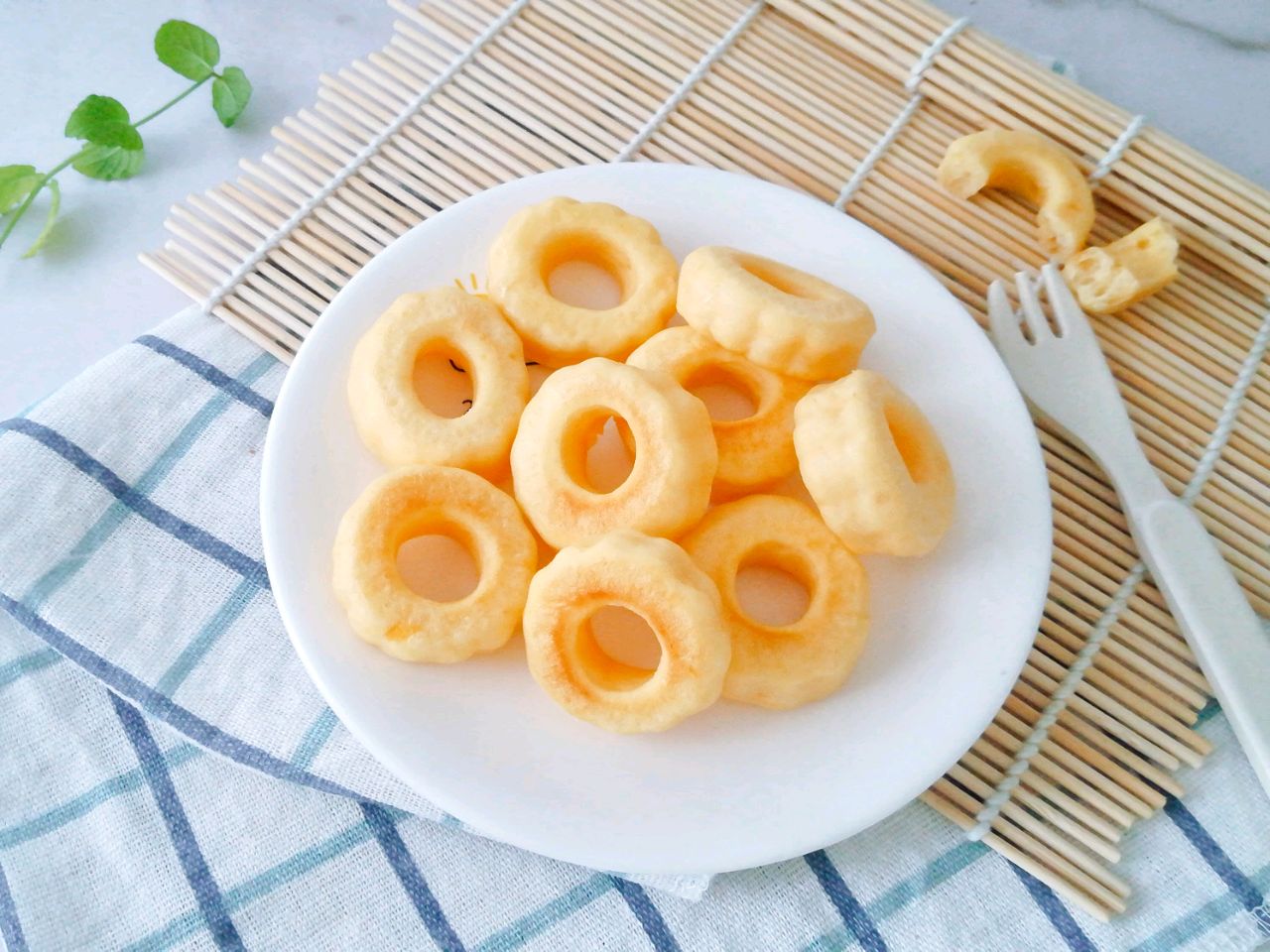 The whole family was surprised to know that this soft, golden sponge cake I made without using both an oven and an air fryer!  - Photo 8.