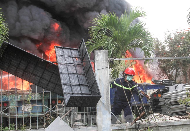 Cháy lớn tại Bình Định, lửa khói bốc cao cả trăm mét - Ảnh 7.