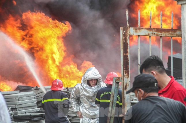 Cháy lớn tại Bình Định, lửa khói bốc cao cả trăm mét - Ảnh 5.