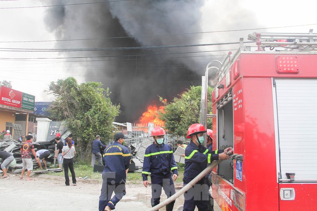 Cháy lớn tại Bình Định, lửa khói bốc cao cả trăm mét - Ảnh 3.