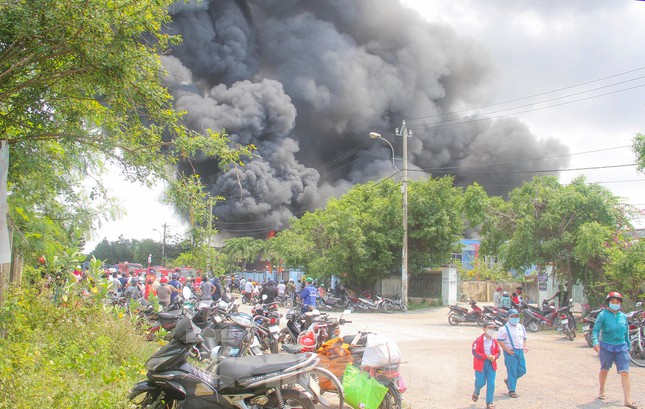 Cháy lớn tại Bình Định, lửa khói bốc cao cả trăm mét - Ảnh 1.