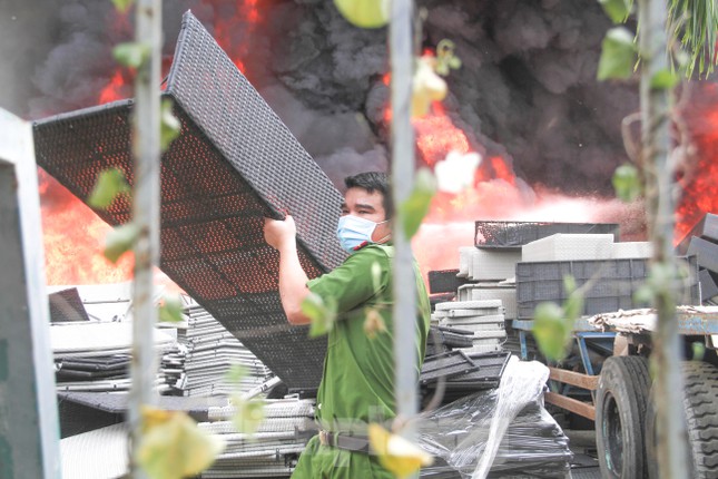 Cháy lớn tại Bình Định, lửa khói bốc cao cả trăm mét - Ảnh 6.