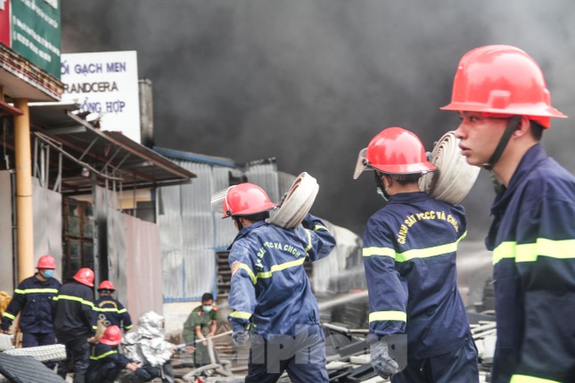 Cháy lớn tại Bình Định, lửa khói bốc cao cả trăm mét - Ảnh 4.