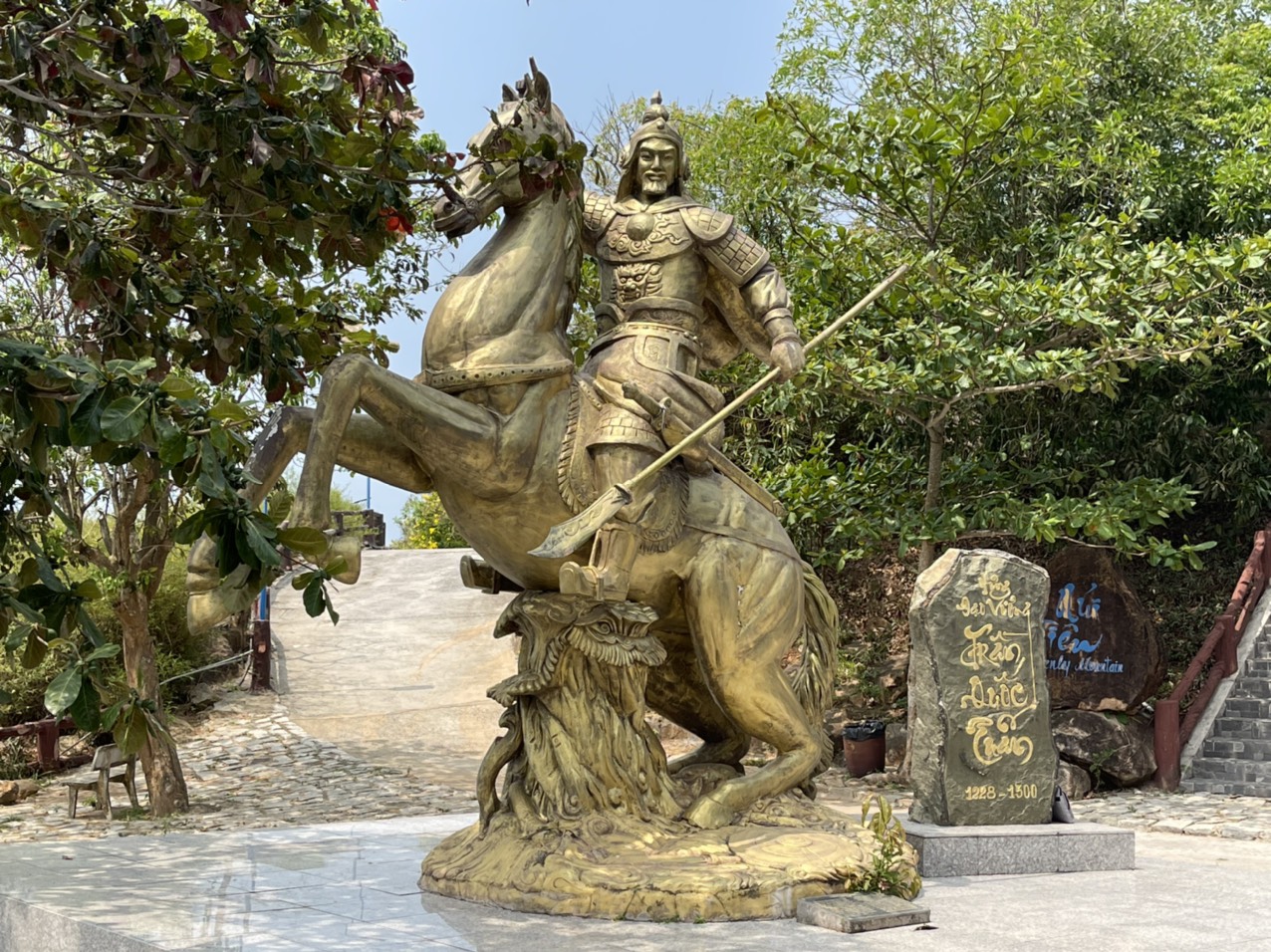 The news that the statue of Saint Tran Hung Dao looks like a statue of Quan Cong - Photo 1.