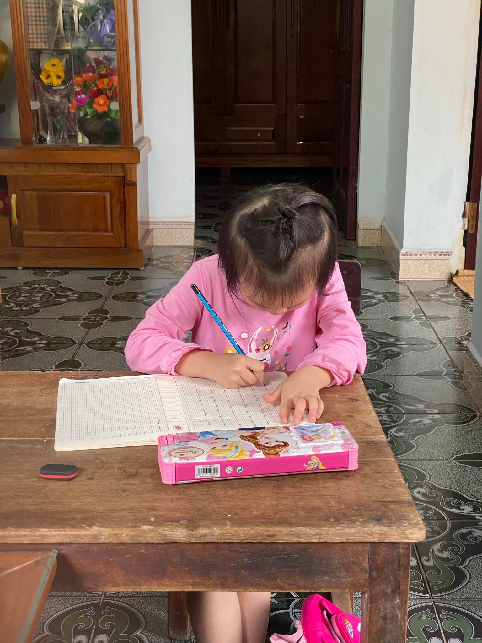 T&aacute; hỏa khi gi&aacute;o vi&ecirc;n chấm b&agrave;i con " -1 điểm v&igrave; n&oacute;i ngọng L-N", nhưng chỉ 15 ng&agrave;y &aacute;p dụng mẹo n&agrave;y mẹ tự tin con ph&aacute;t &acirc;m chuẩn người lớn - Ảnh 1.