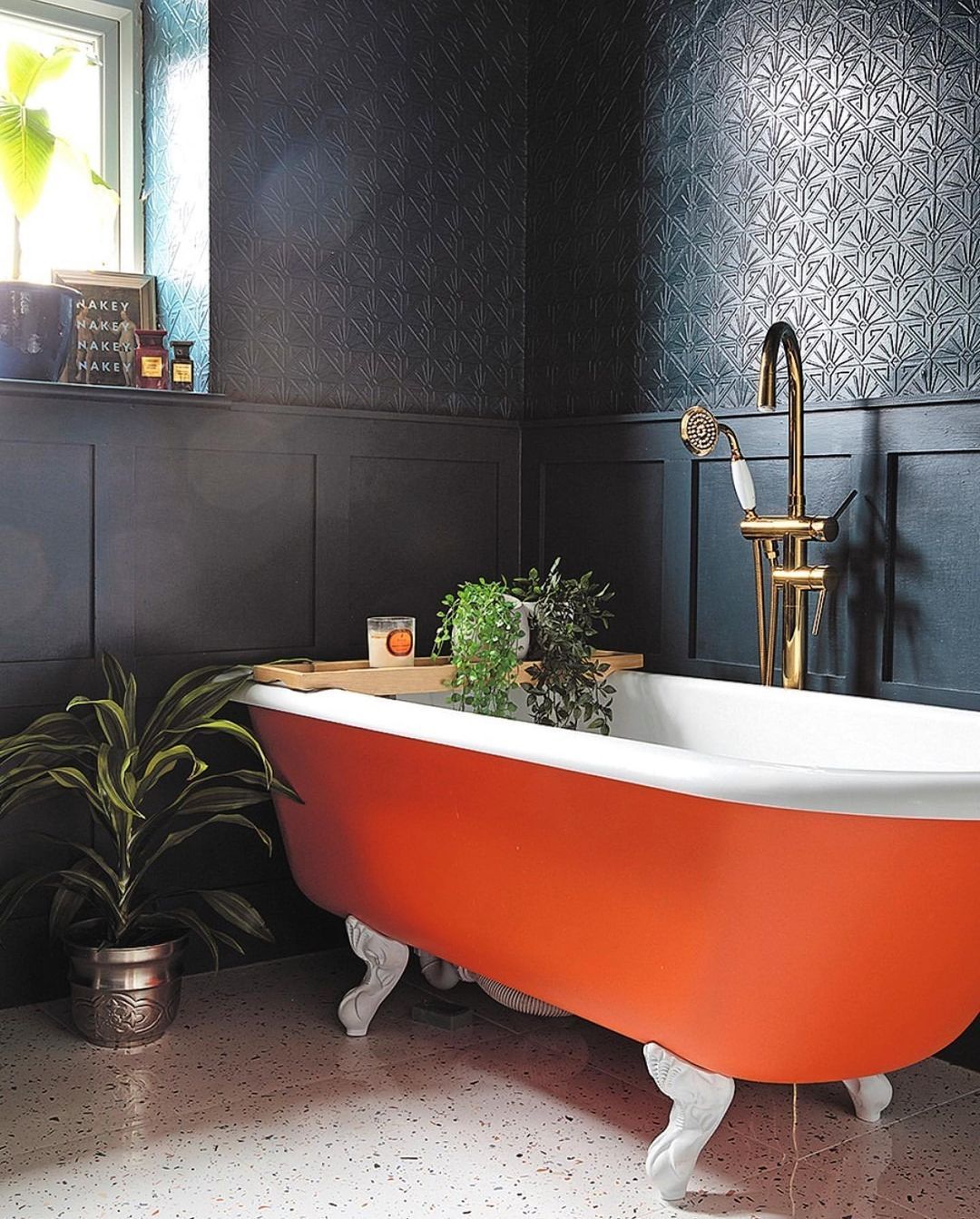 Make the family bathroom more vibrant with the highlight of the colorful bathtub - Photo 1.