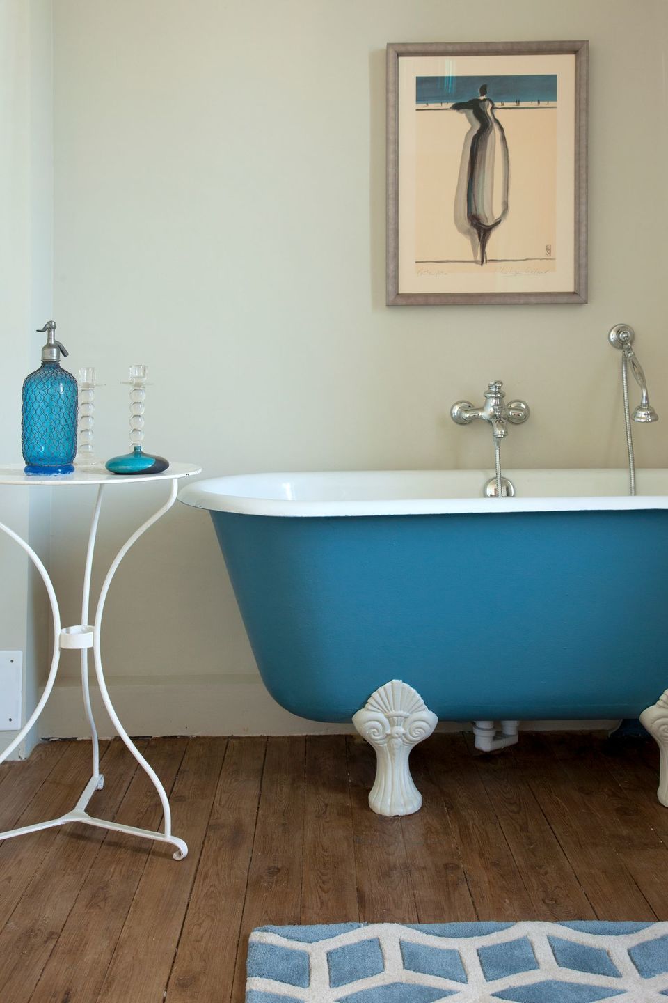 Make the family bathroom more vibrant with the highlight of the colorful bathtub - Photo 9.