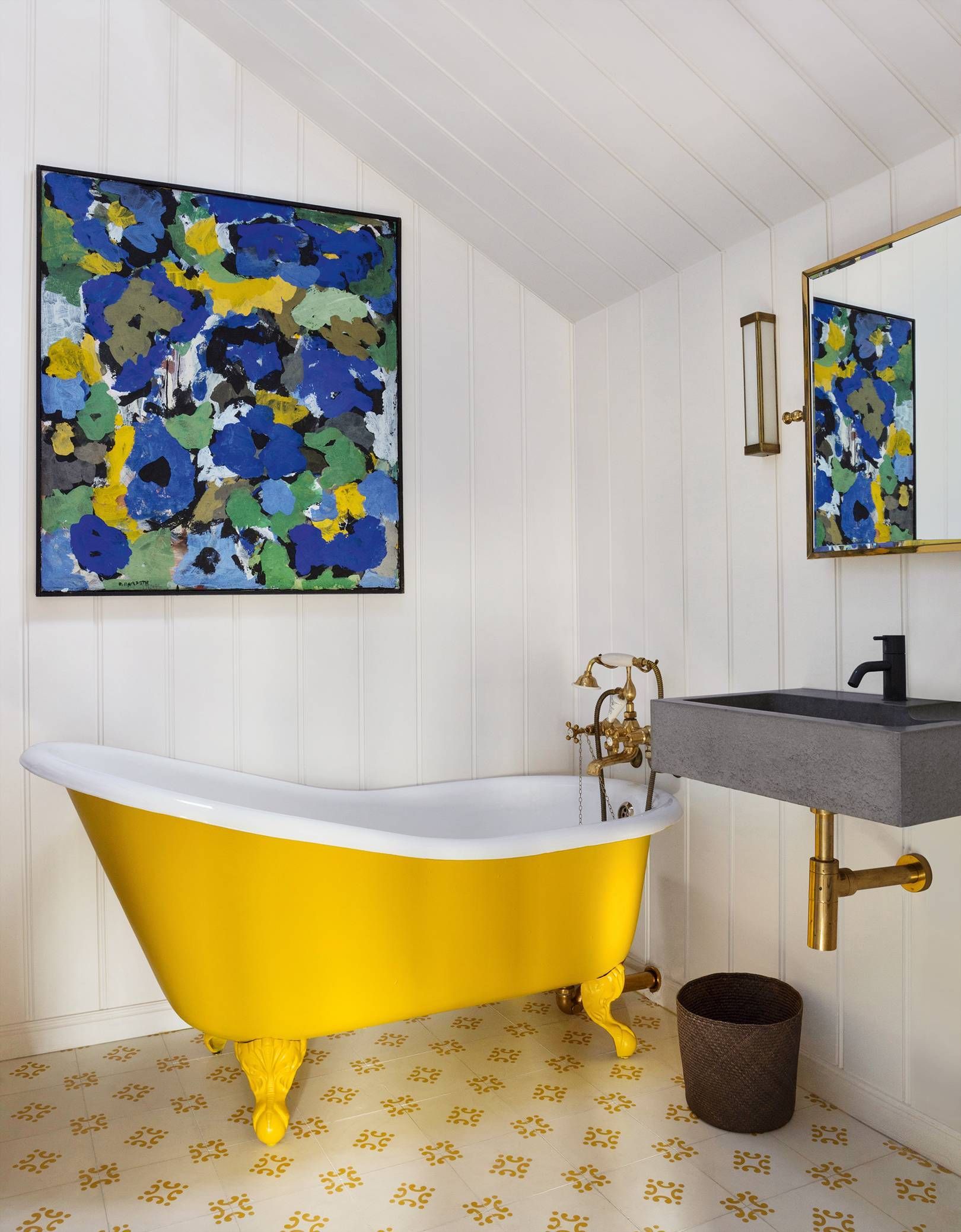 Make the family bathroom more vibrant with the highlight of the colorful bathtub - Photo 2.