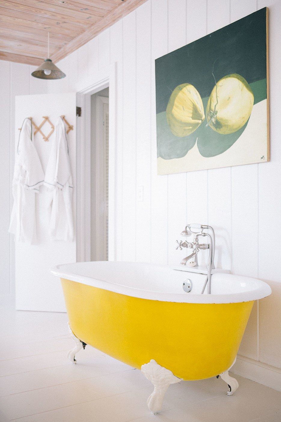 Make the family bathroom more vibrant with the highlight of the colorful bathtub - Photo 4.