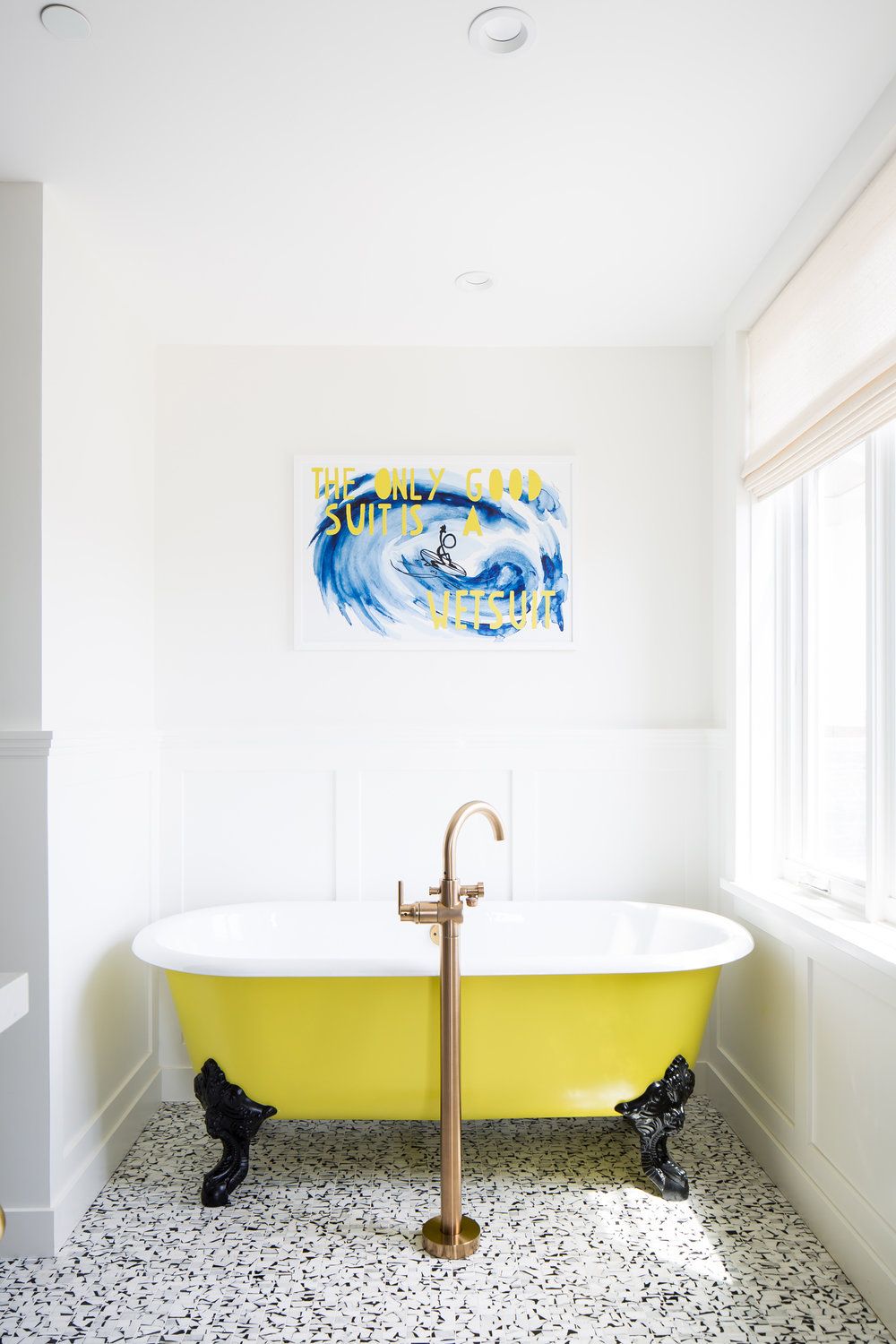 Make the family bathroom more vibrant with the highlight of the colorful bathtub - Photo 5.