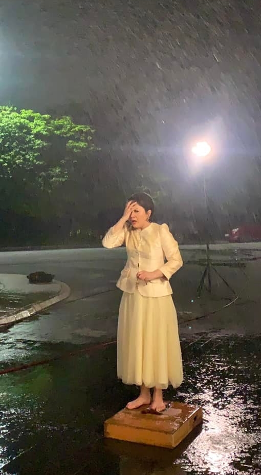 Loving the sunny day back: After the scene of receiving a baby, revealing a photo of People's Artist Minh Hoa crying on a wooden board, netizens talked about it - Photo 4.