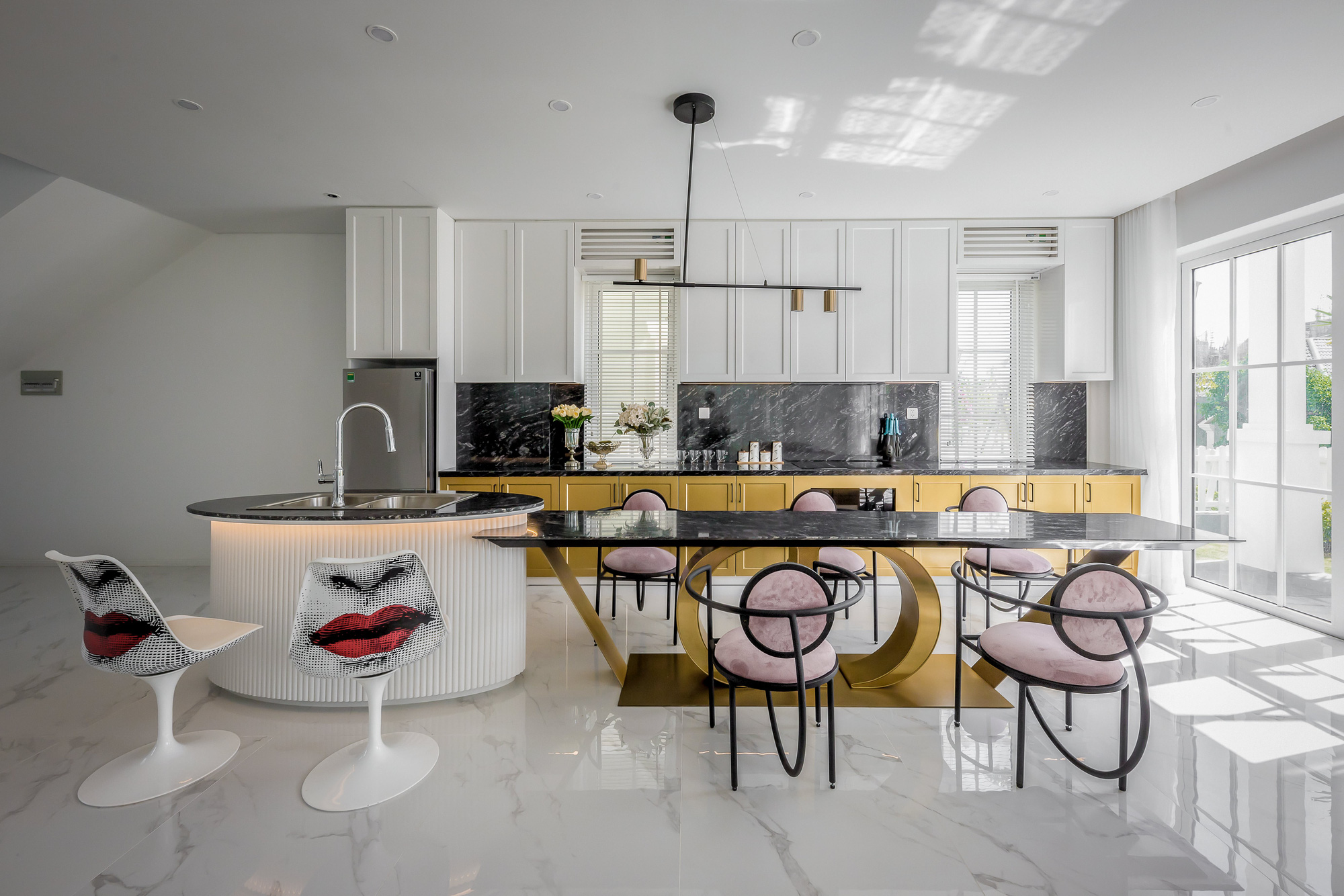 Căn villa 280m² trang bị nội thất giá 3 tỷ đẹp như bản giao hưởng nghệ thuật đương đại bên bờ biển Phan Thiết - Ảnh 11. Căn villa 280m² trang bị nội thất giá 3 tỷ đẹp như bản giao hưởng nghệ thuật đương đại bên bờ biển Phan Thiết - Ảnh 11.